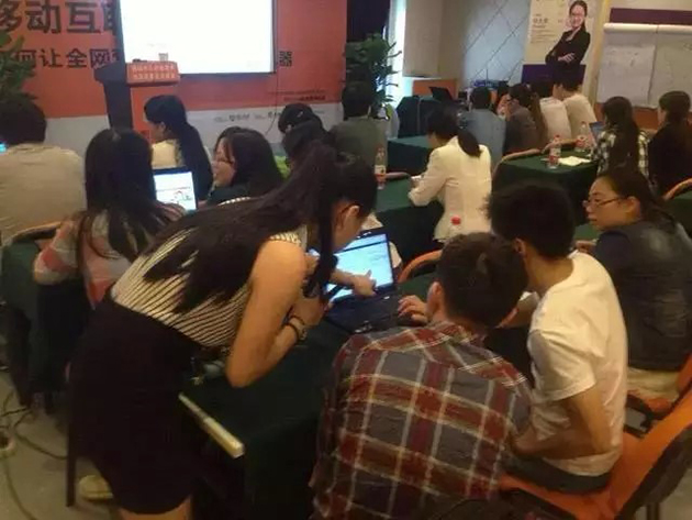 老師走下講臺手把手檢查網絡營銷九連環每一環