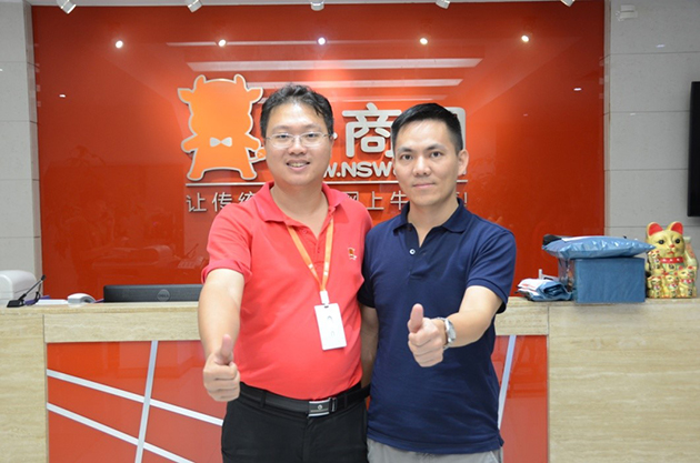 信利國際有限公司溫總和牛商網總監劉俊程合影