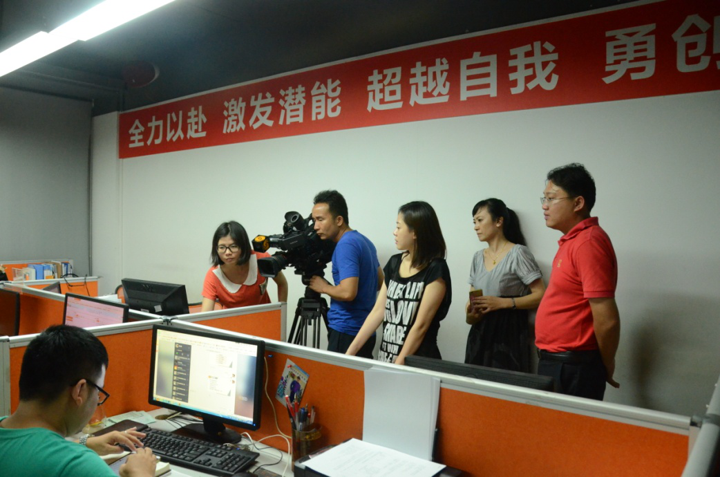 牛商網工作人員操作千聊在線直播、微信群分享輔導客戶做好推廣運營