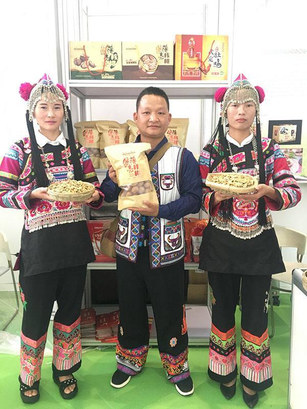 魯紹榮（中）-云南武定縣白路鄉中溝核桃種植合作社負責人